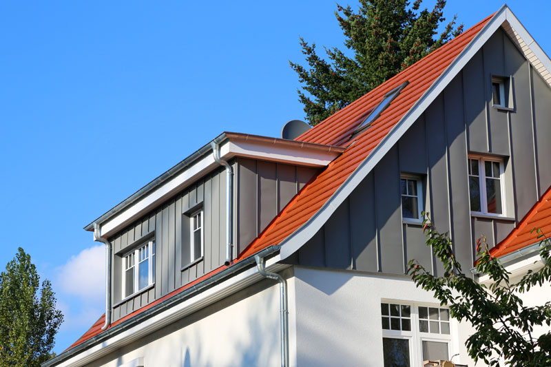 Gaubenverkleidung in Stehfalztechnik – Blechnerarbeiten Gampp